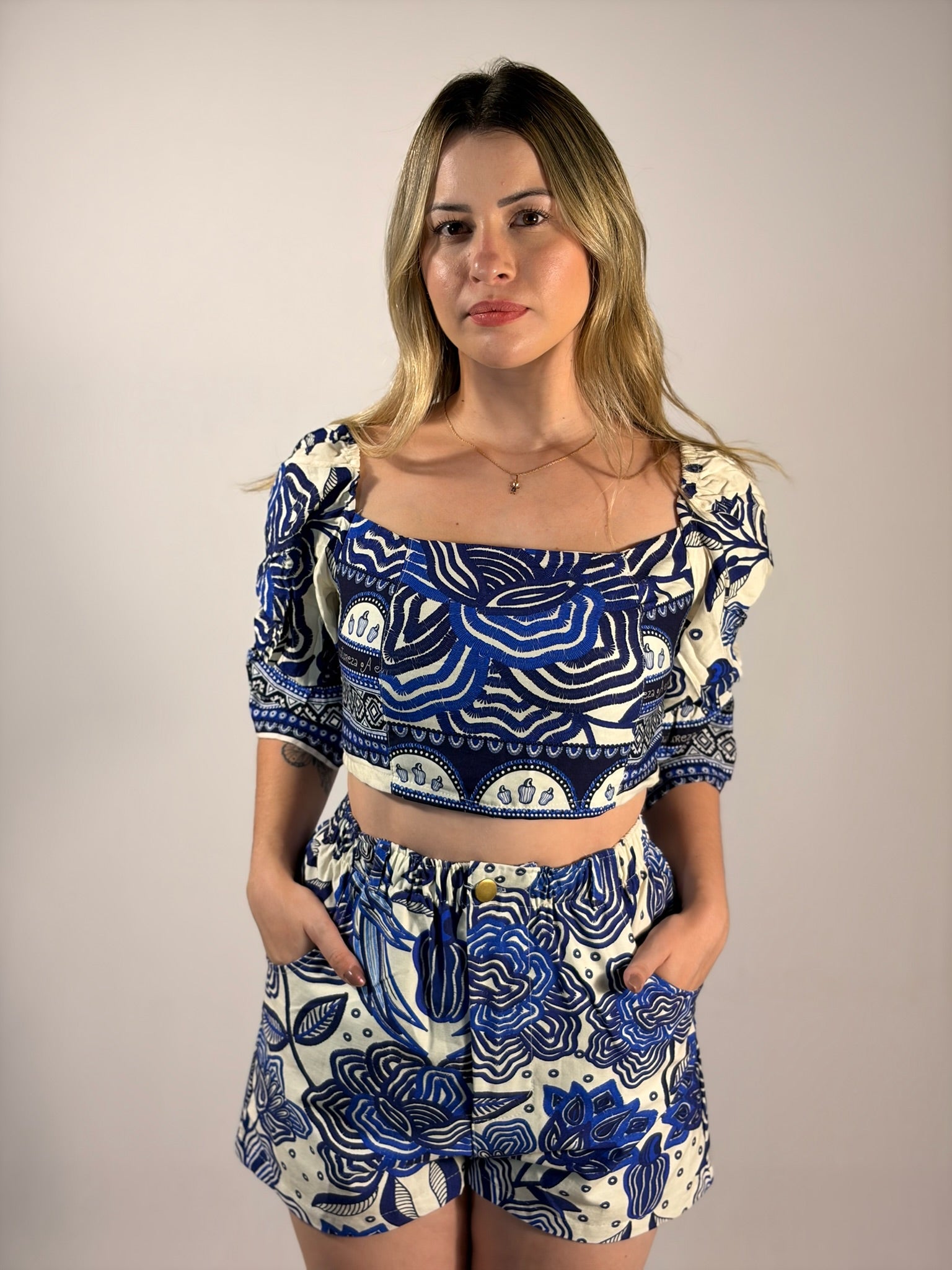Blusa Cropped Azul Floral - Até logo, verão