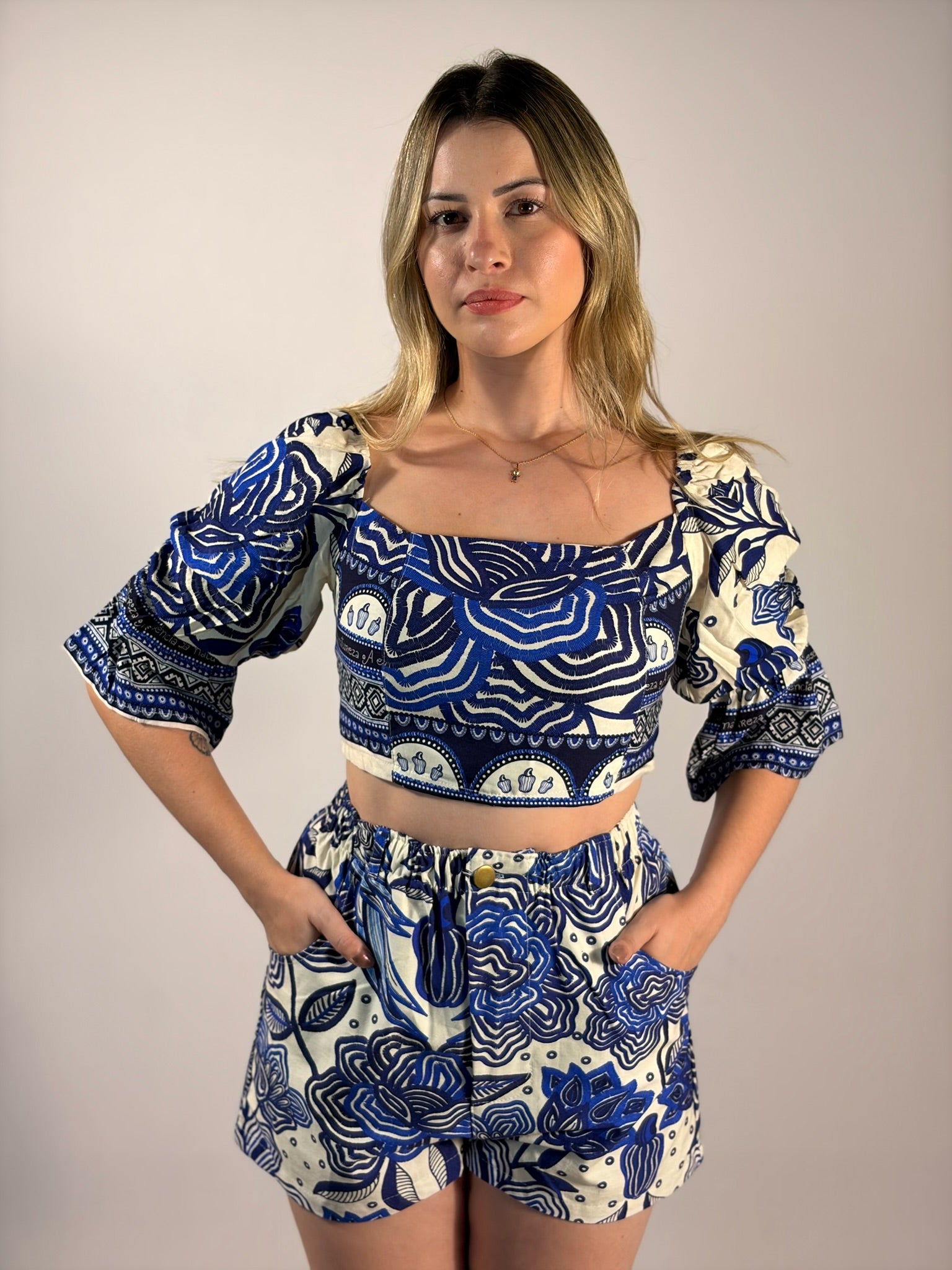 Blusa Cropped Azul Floral - Até logo, verão