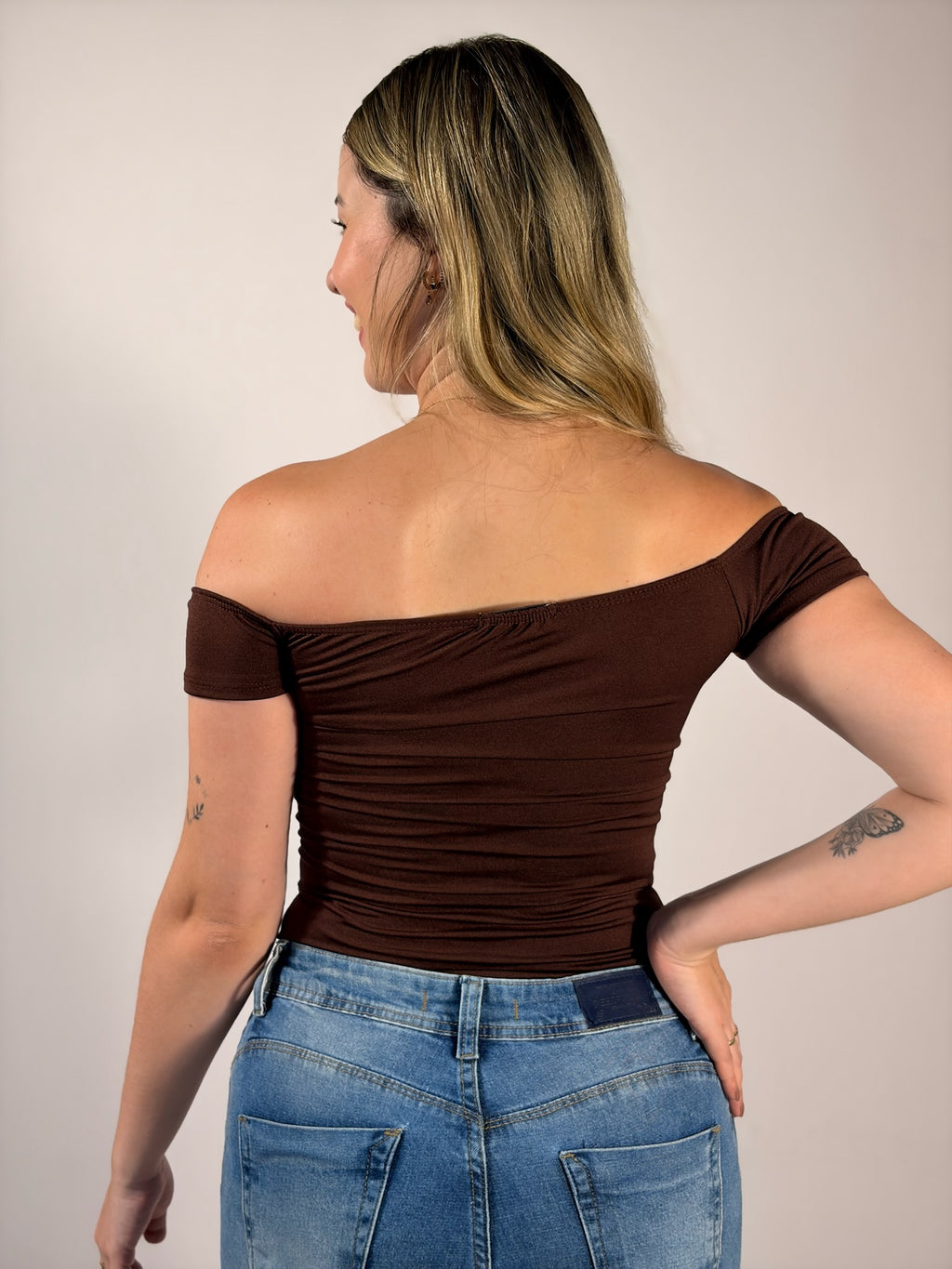 Blusa ombro a ombro Marrom - Linha Basic